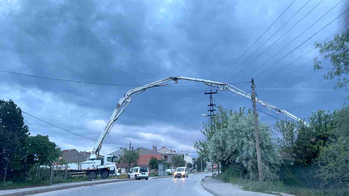 Bulvarın üzerinden betonu böyle aktardılar