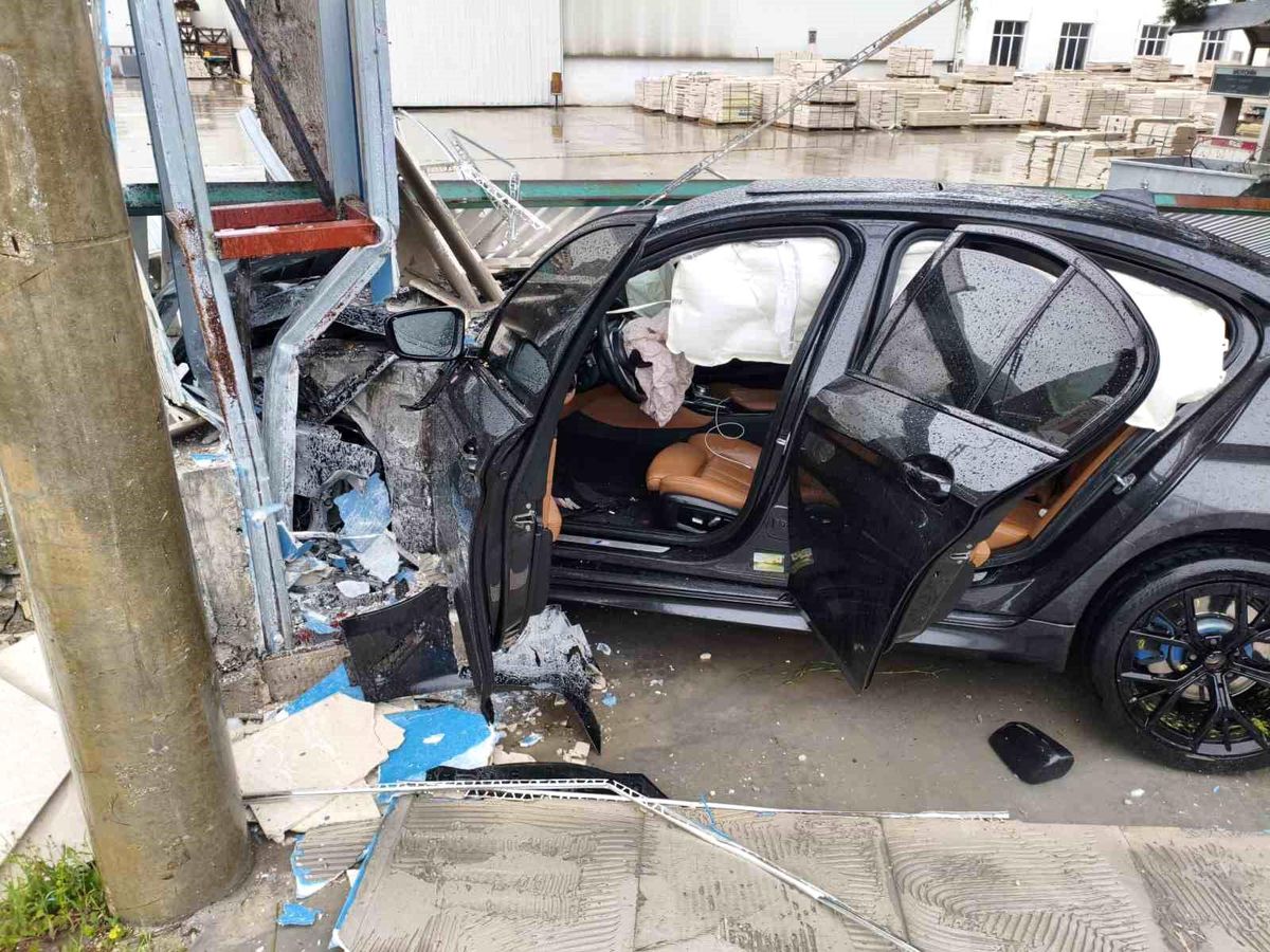Burdur'da otomobil yoldan çıktı: 2 yaralı