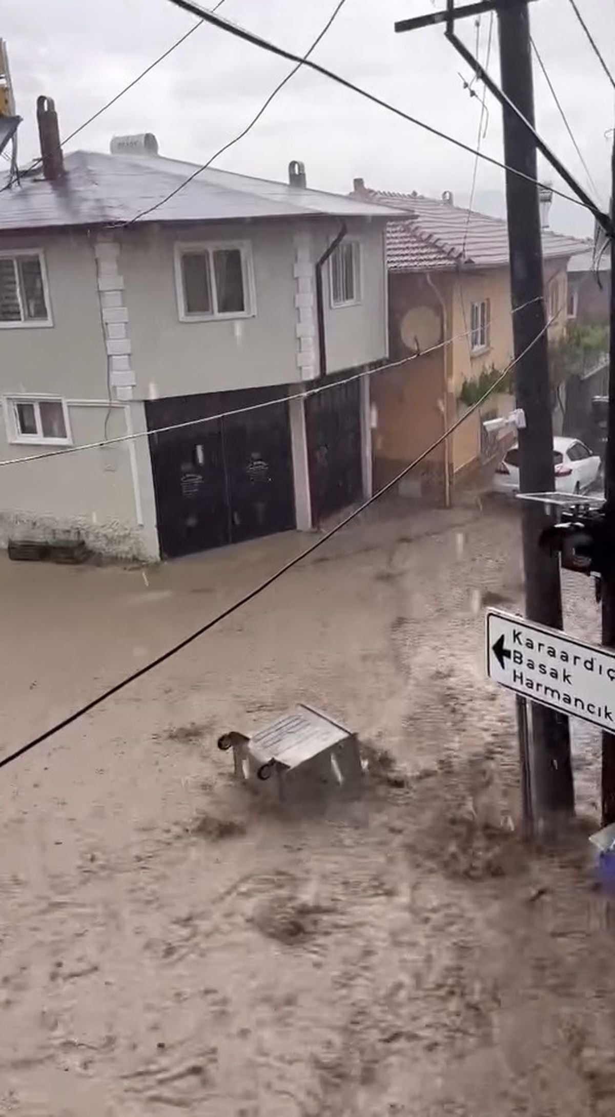Bursa'da sel meydana geldi; evleri su bastı, çatı çöktü
