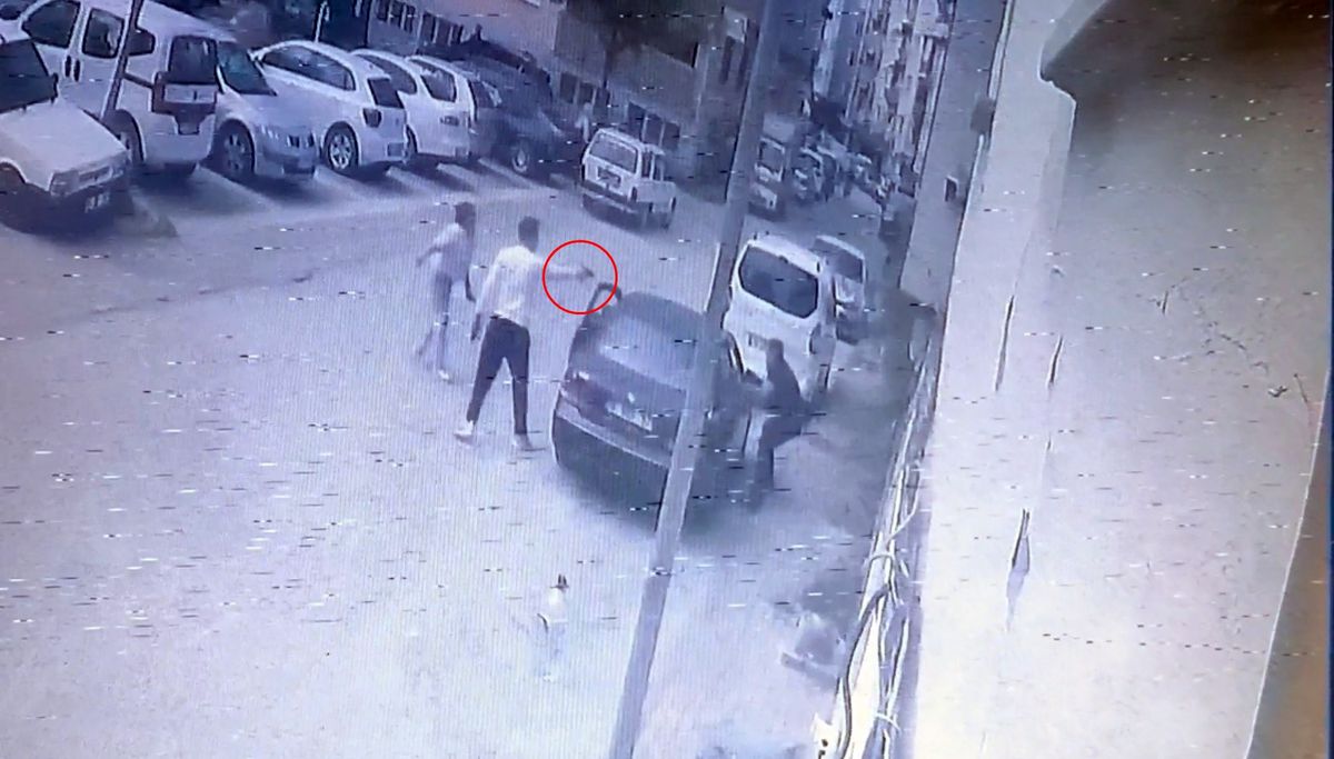 Bursa'da silahlı alacak kavgası kamerada: 1 yaralı