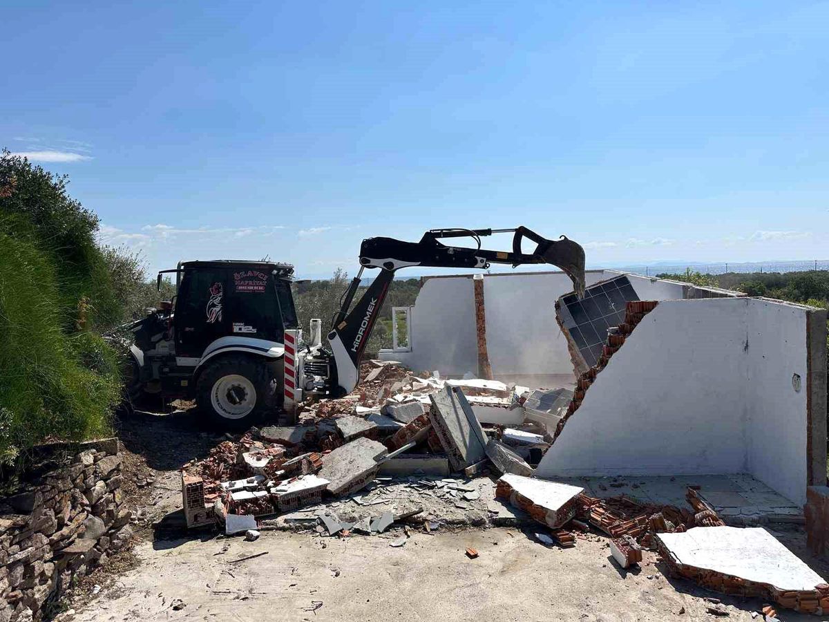 Çanakkale'de 15 kaçak yapı yıkıldı