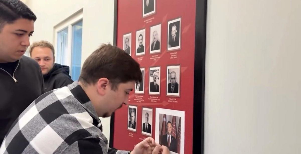 CHP Bolu Gençlik Kolları üyeleri Kılıçdaroğlu'nun fotoğrafının üstüne Özgür Özel'in fotoğrafını yapıştırdı