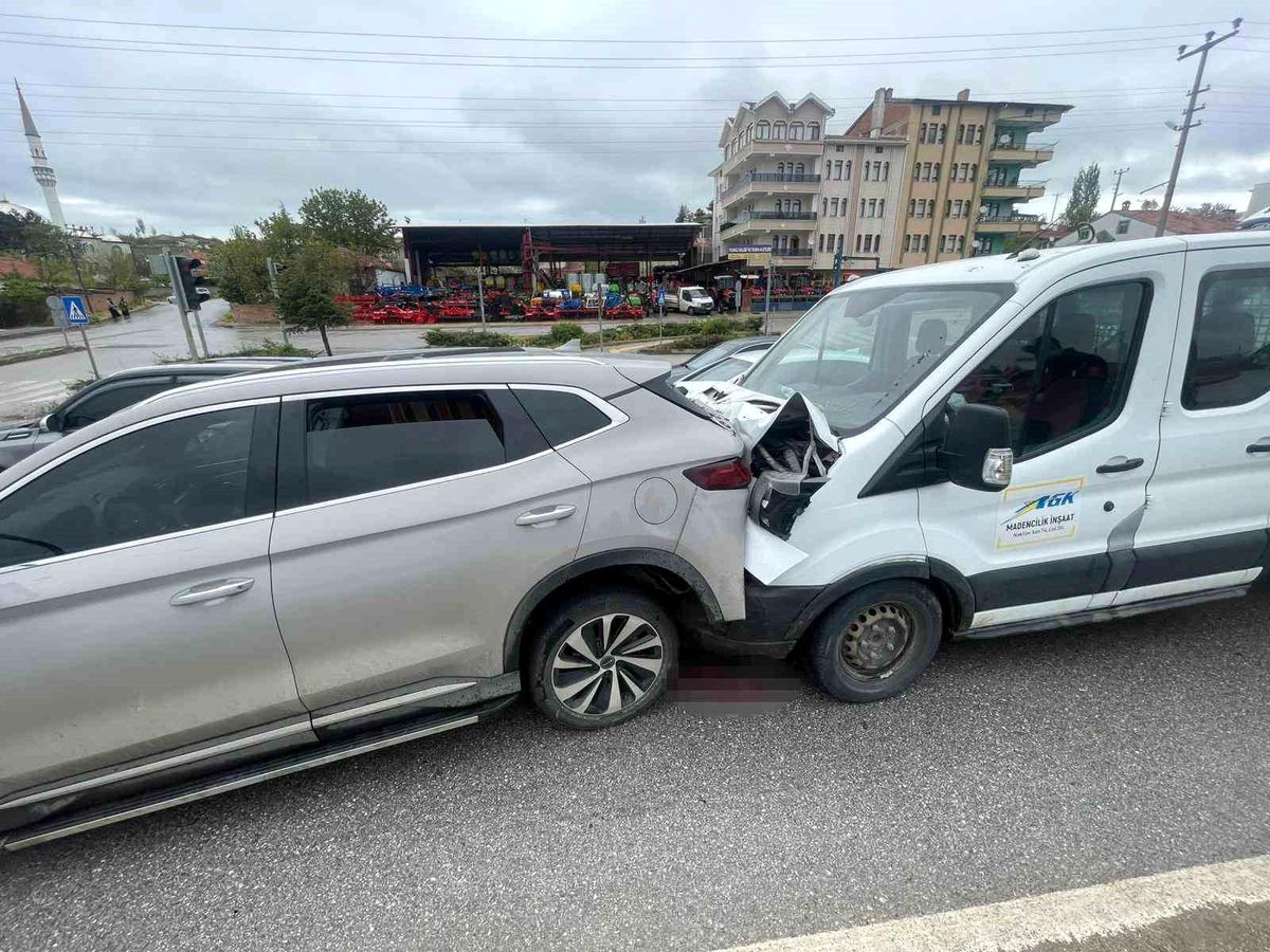 Çorum'da 3 araç çarpıştı: 2 yaralı