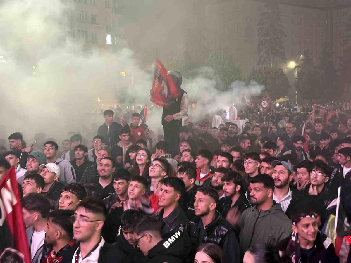 Çorum'da binlerce vatandaştan Süper Lig sevinci