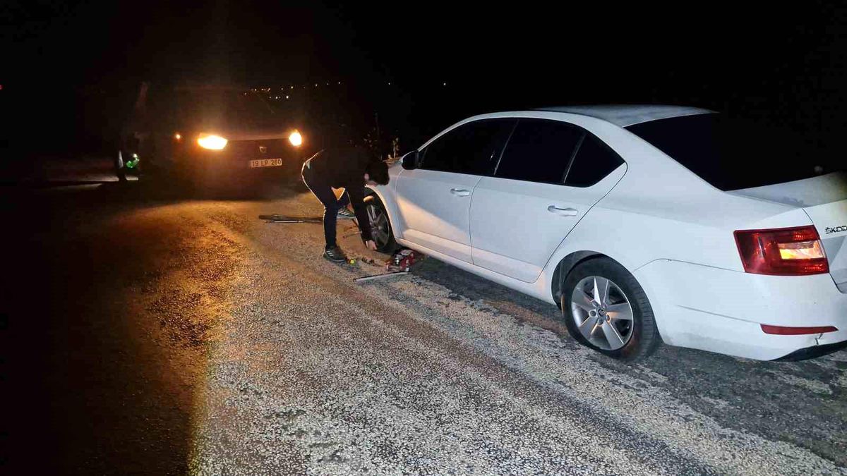 Çukurlara giren 5 aracın lastiği patladı