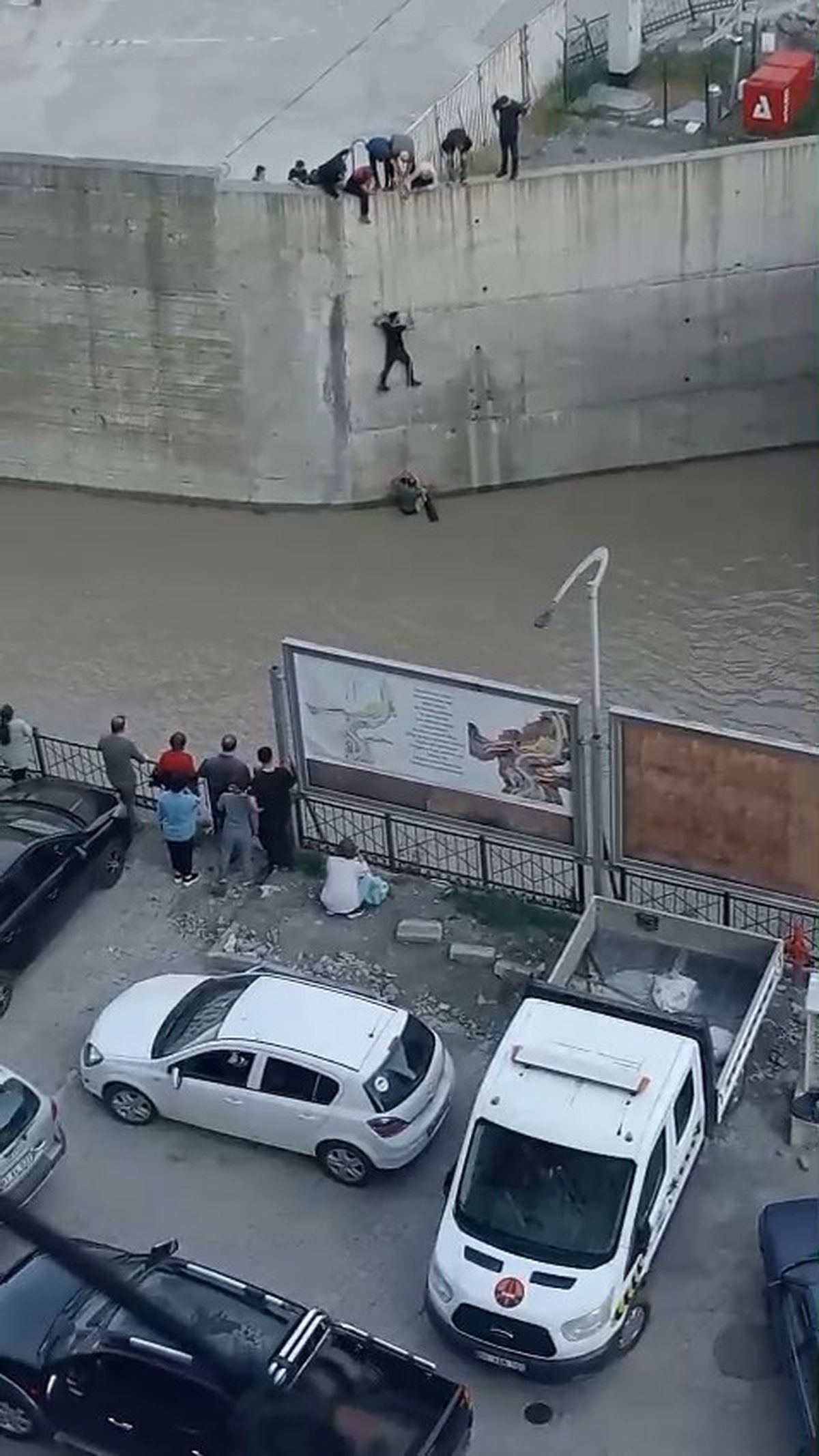 Dereye düşen çocuk iple kurtarıldı