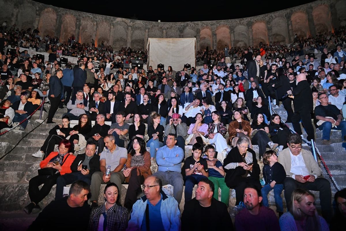 Devlet Tiyatroları Antalya 16. Uluslararası Tiyatro Festivali'nin açılış oyunu Taj Express sahnelendi
