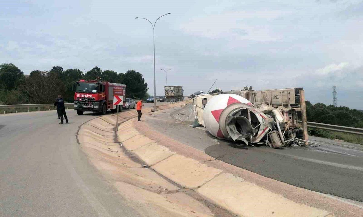 Devrilen beton mikserinin sürücüsü yaralandı
