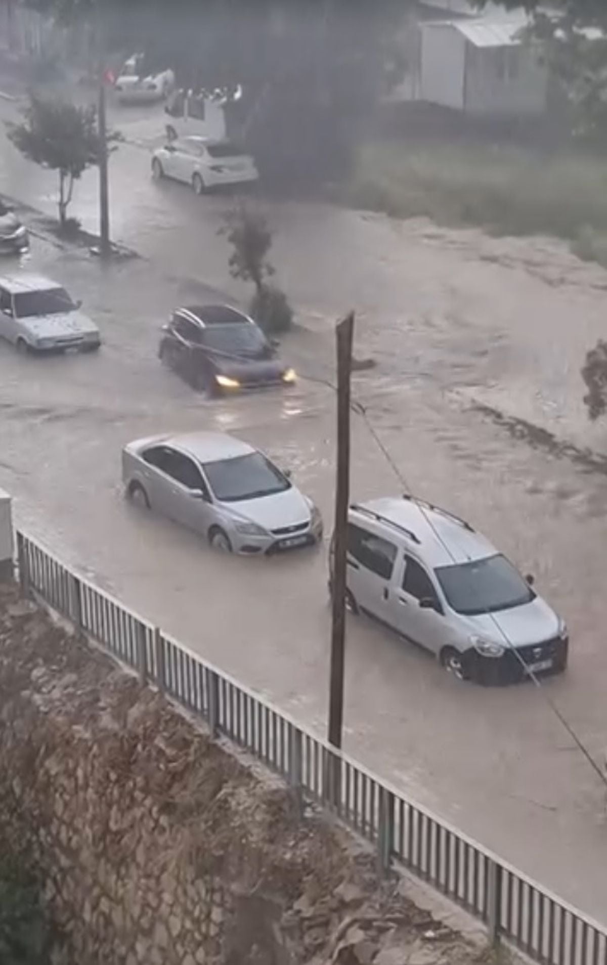 Doğu Akdeniz'de sağanak; caddeleri su bastı