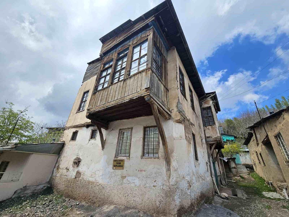 Elazığ'da 450 yıllık konak geçmişin izlerini taşıyor