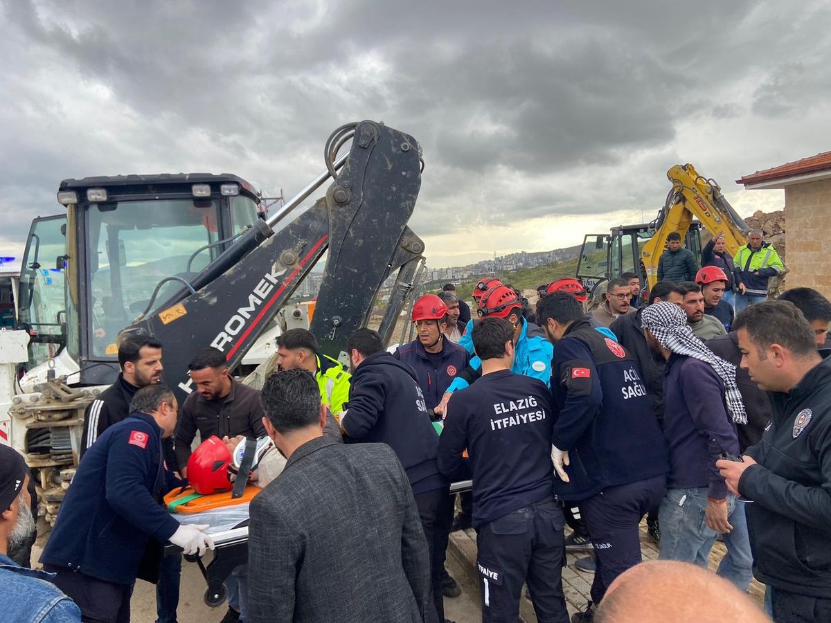 Elazığ'da kanalizasyon çalışmasında göçük altında kalan işçi kurtarıldı
