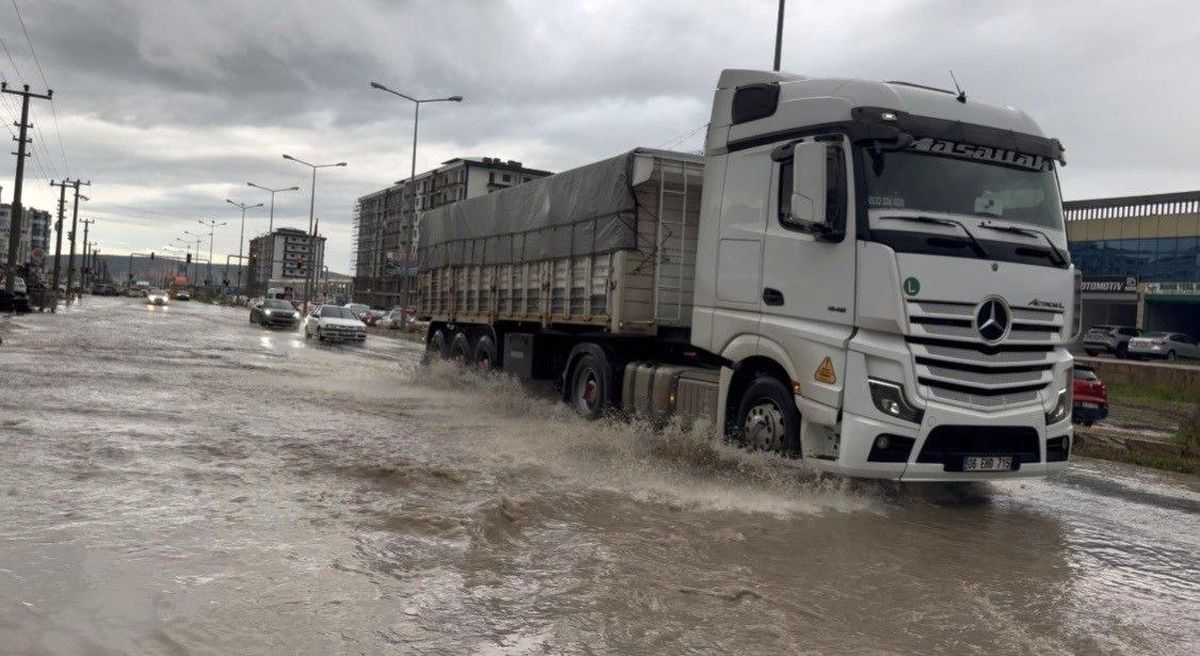 Ergani'yi sağanak vurdu, yollar göle döndü