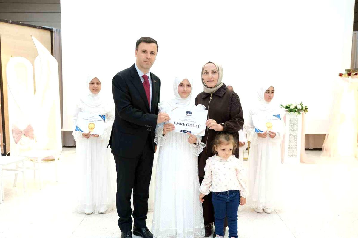 Erzincan'da hadis yarışmasında dereceye girenler ödüllendirildi