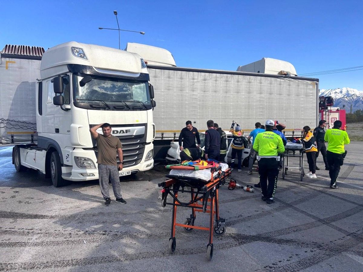 Erzincan-Sivas kara yolunda kaza: 2 yaralı