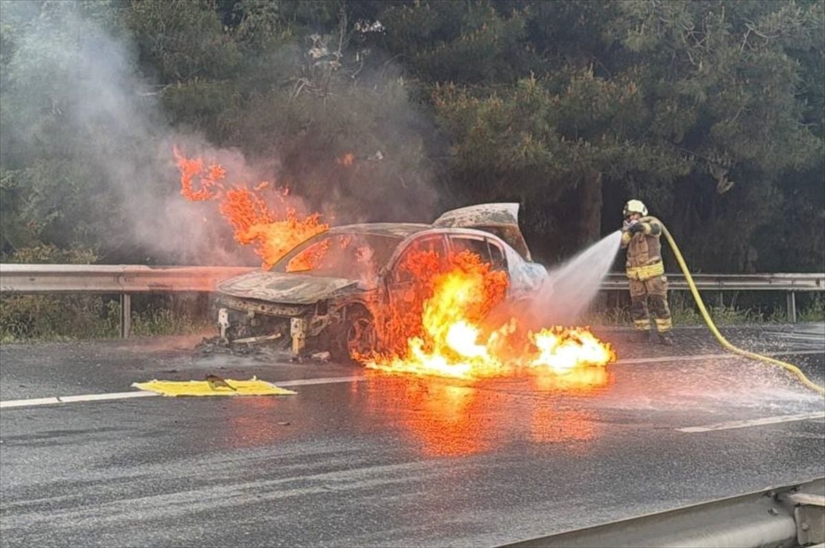 Esenyurt'ta seyir halindeki otomobilde çıkan yangın söndürüldü