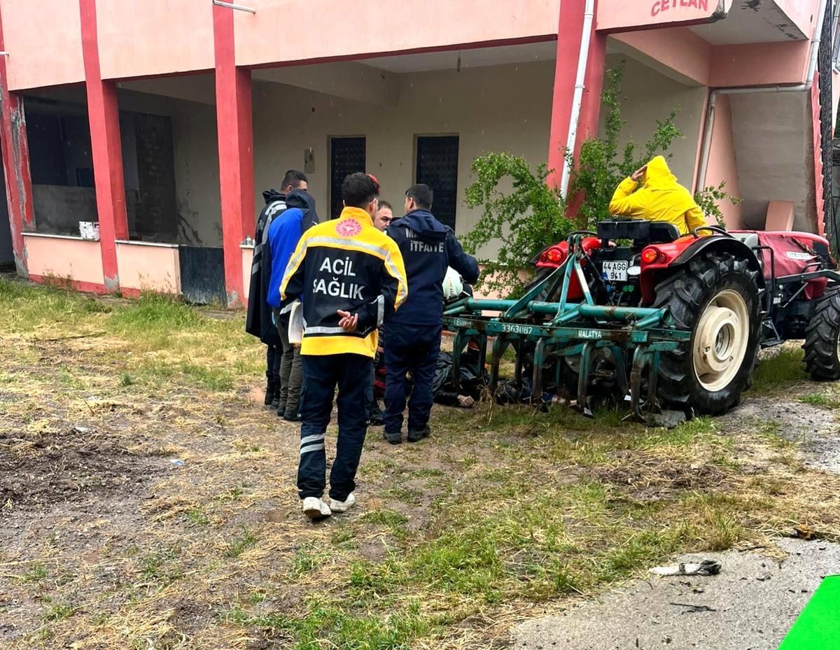 Eski mahalle muhtarı traktörün altında ölü bulundu