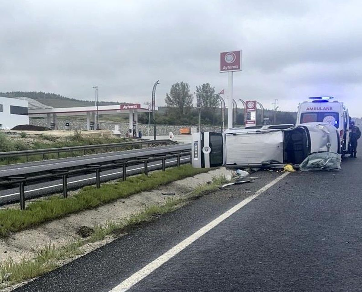 Eskişehir'de ıslak yolda kontrolden çıkan araç yan yattı: 4 yaralı