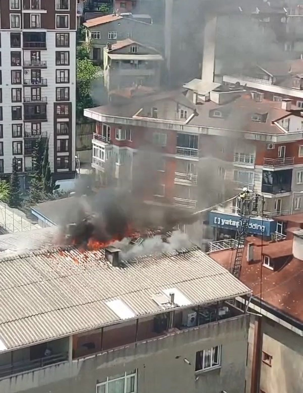 Eyüpsultan'da Çatı Katında Yangın Çıktı