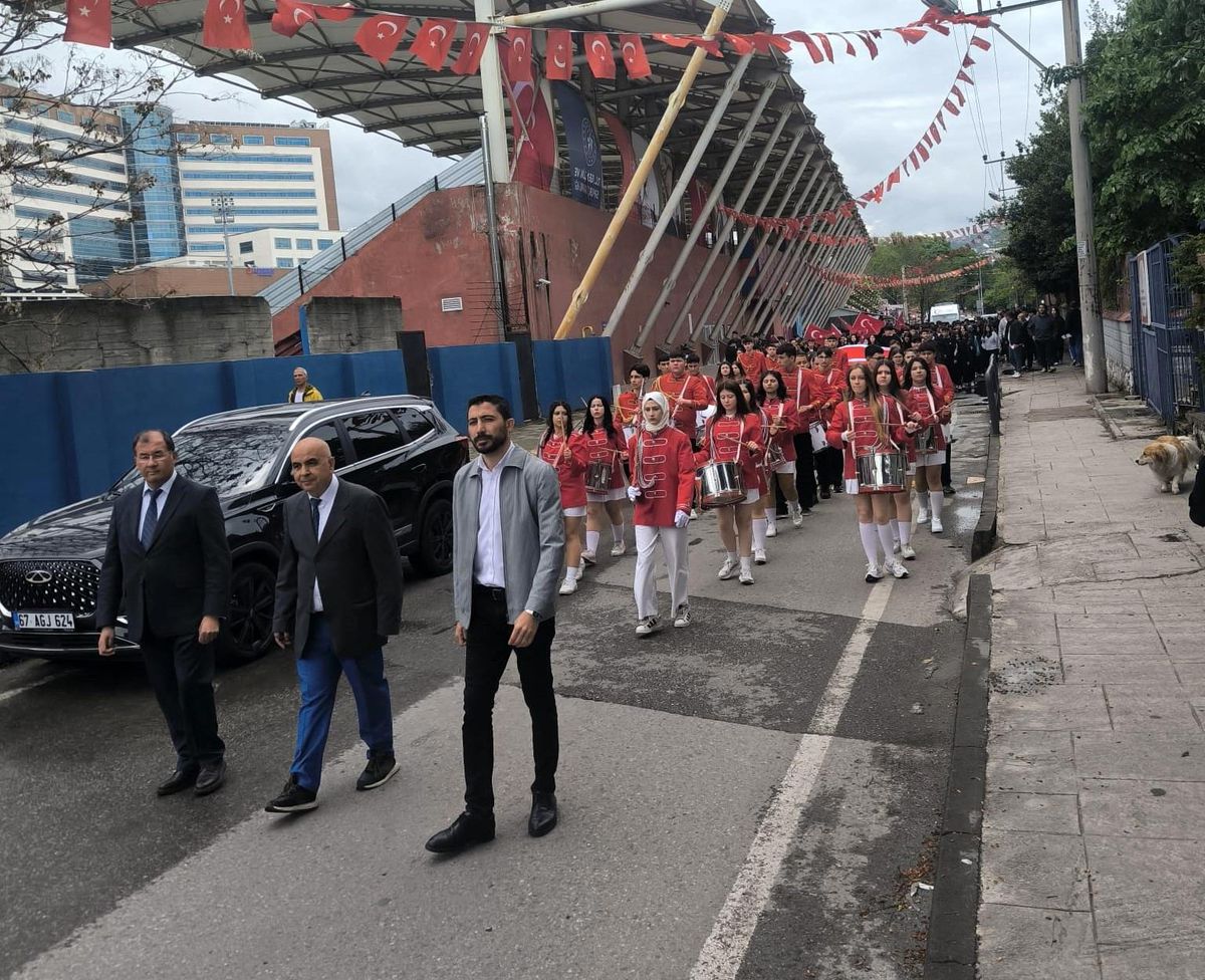 Fener Anadolu Lisesi'nden 19 Mayıs yürüyüşü