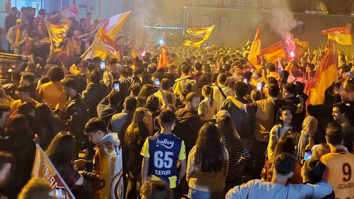 Fenerbahçeli taraftarlar da Galatasaraylıları yalnız bırakmadı