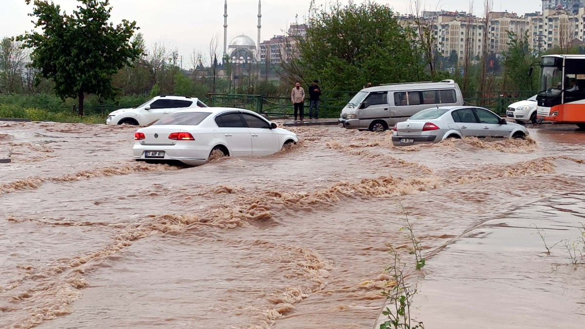Gaziantep'te sağanak ve fırtınada çatılar uçtu, ağaçlar devrildi: 23 yaralı