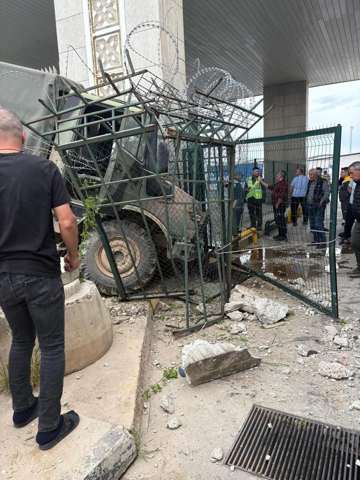 Hamzabeyli Sınır Kapısı'nda Askeri Araç Duvara Çarptı: 2 Asker Hafif Yaralı