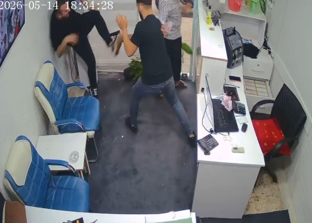 Döviz Bürosuna Silahlı Saldırı Anı Güvenlik Kamerasında