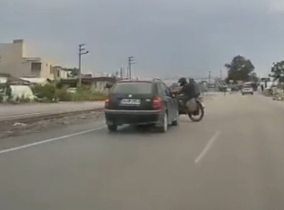 Hatay'da otomobilin motosiklete çarptığı kaza kamerada: 1 ölü, 1 yaralı
