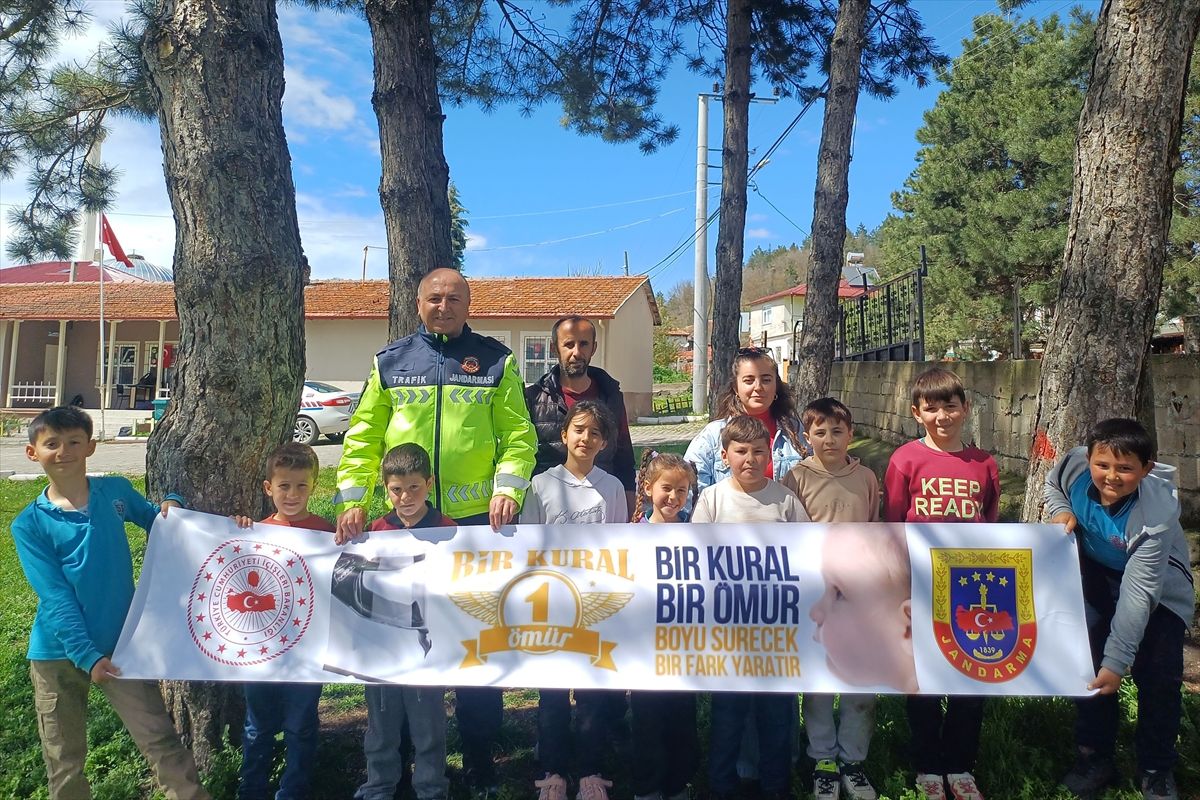 Havza'da jandarma kırsal mahalle okullarında trafik eğitimi verdi