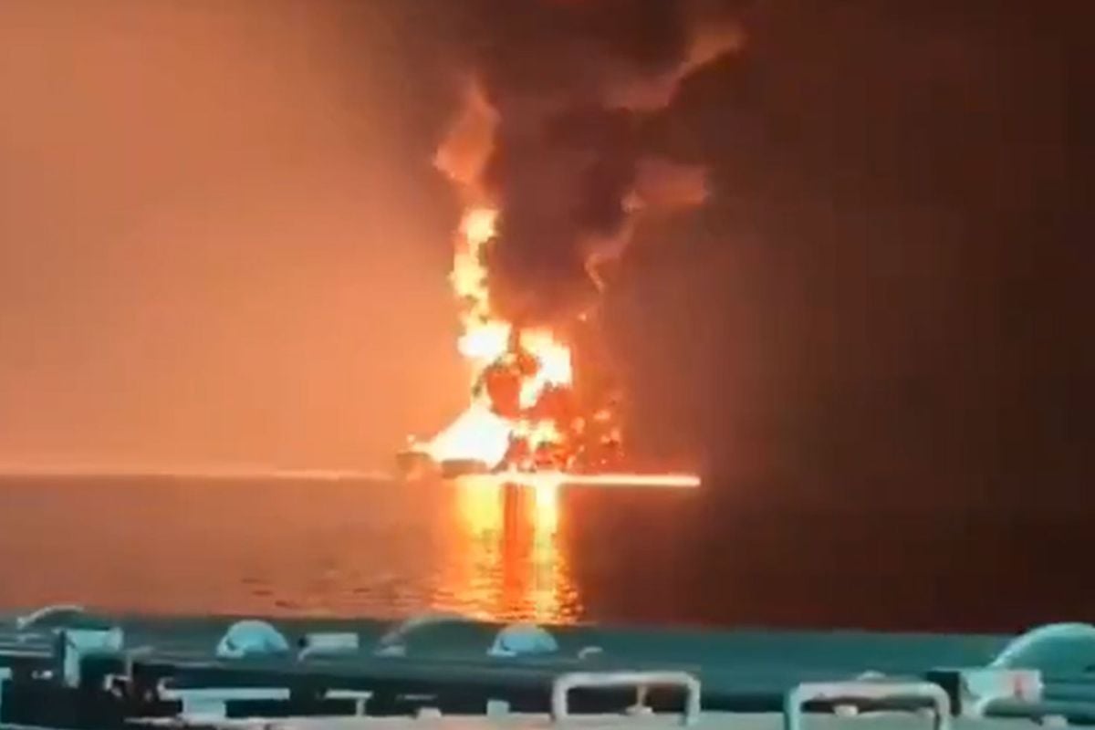 İran'ın BAE'ye ait petrol tankerini vurduğu anlar kamerada