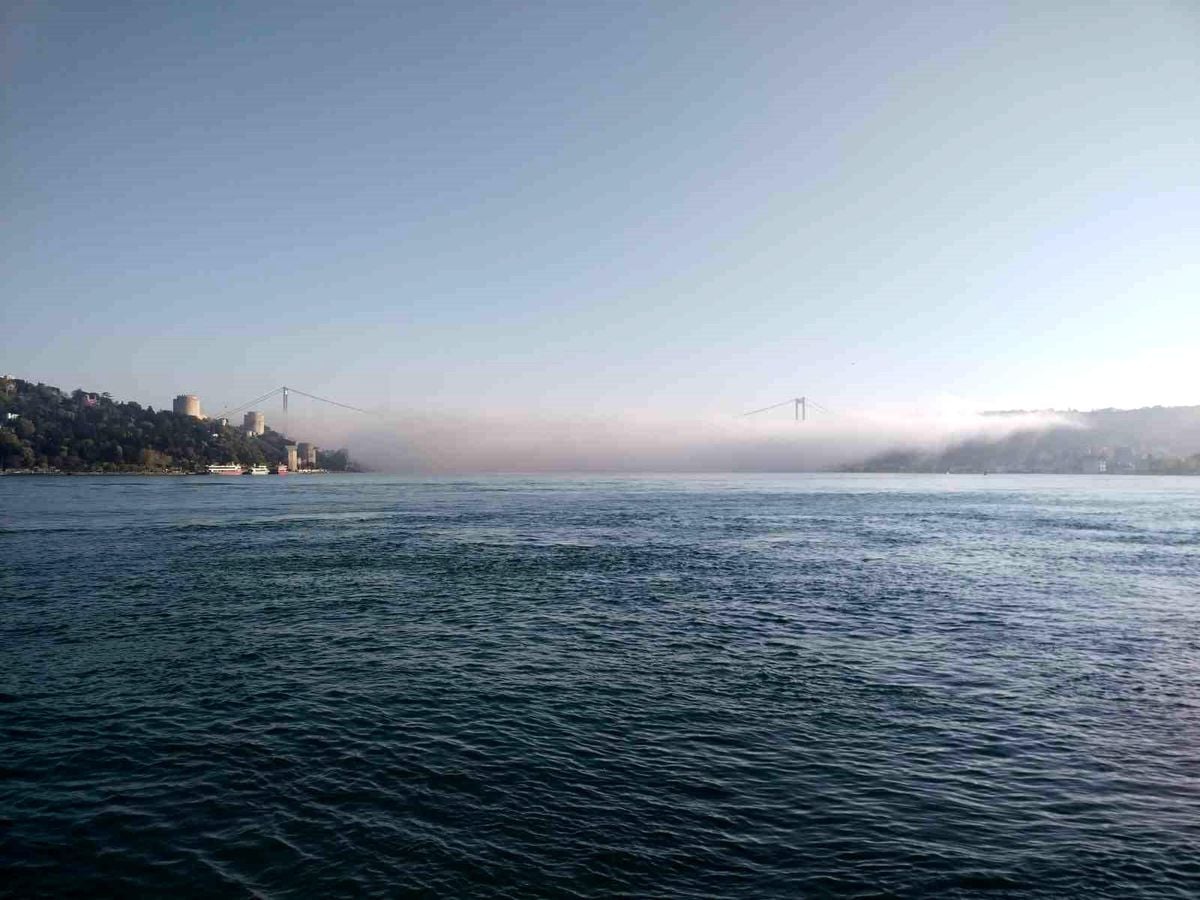 İstanbul Boğazı'nda yoğun sis etkili oldu, köprü neredeyse kayboldu
