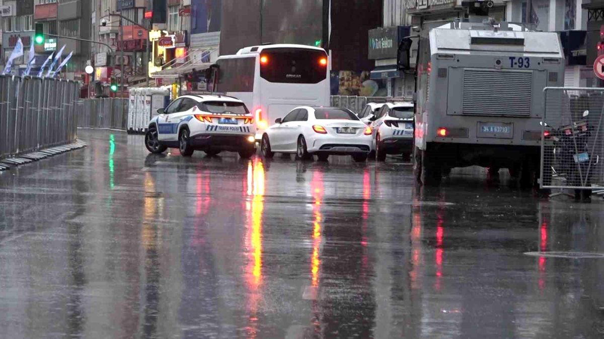 İstanbul'da 1 Mayıs önlemleri: Kadıköy Meydanı araç trafiğine kapatıldı