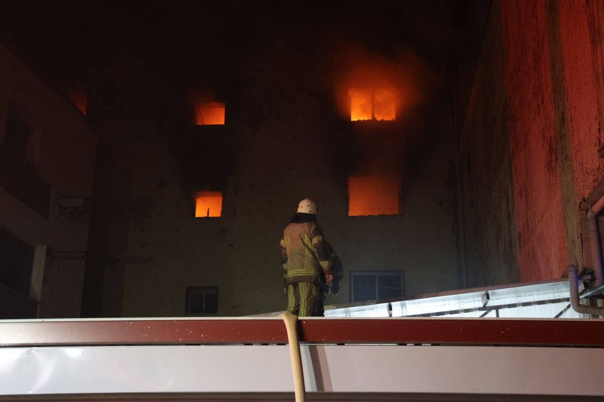 İzmir'de 5 katlı ayakkabı imalathanesinde çıkan yangın söndürüldü
