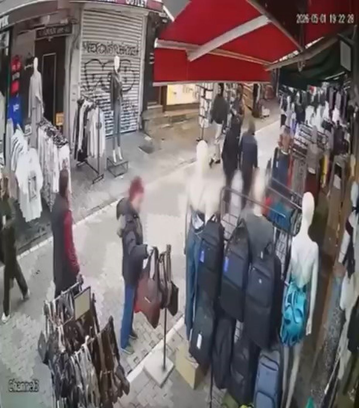 Kadıköy'de mağazanın önündeki çantanın çalındığı anlar kamerada