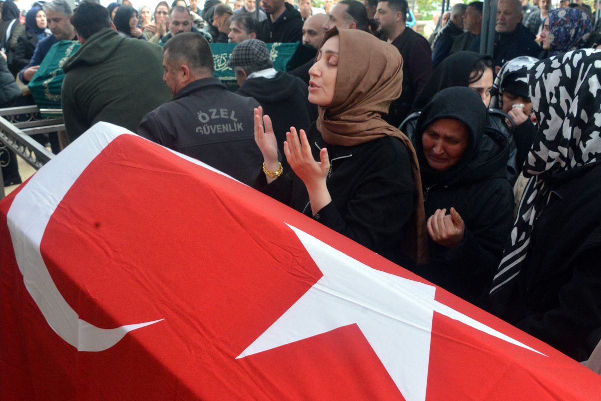 'CENNET KUŞUM' DEDİĞİ KIZINI TÜRK BAYRAĞIYLA UĞURLADI