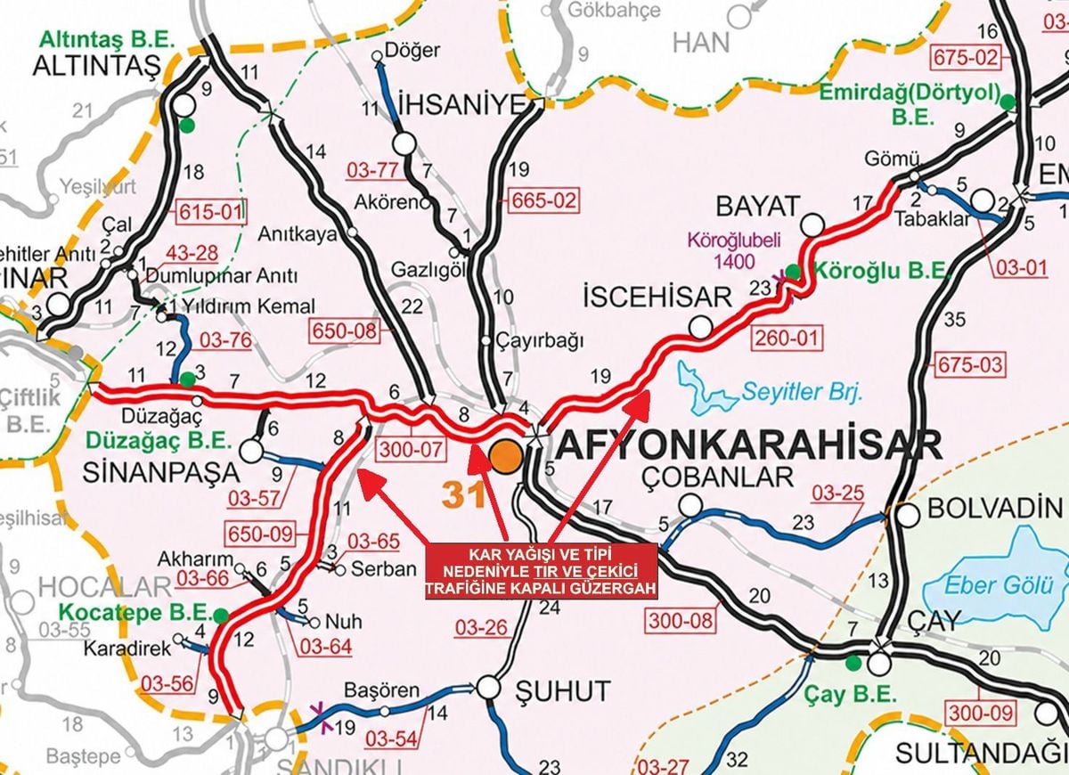 Yoğun kar yağışı nedeniyle üç devlet yolu TIR ve çekici araçlara kapatıldı