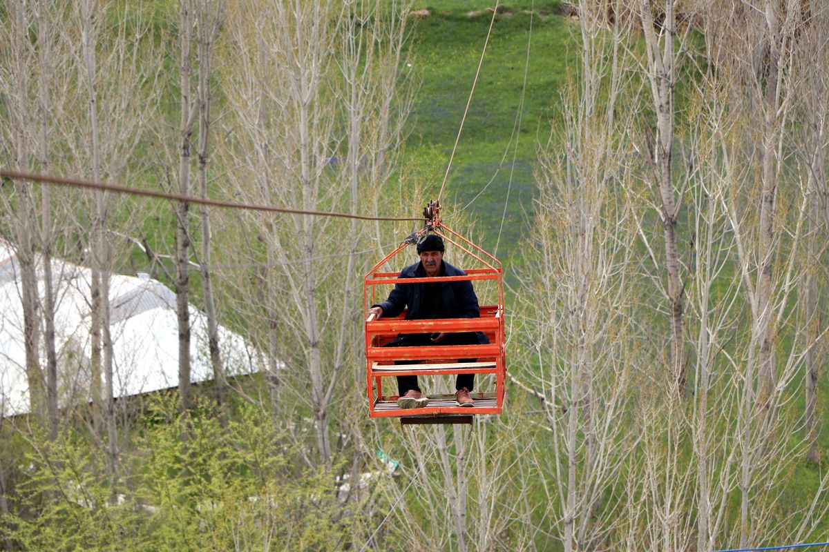 Karadeniz'de gördü, Van'da uyguladı; teleferik sistemi ile bahçesine 40 dakika yerine 40 saniyede ulaşıyor
