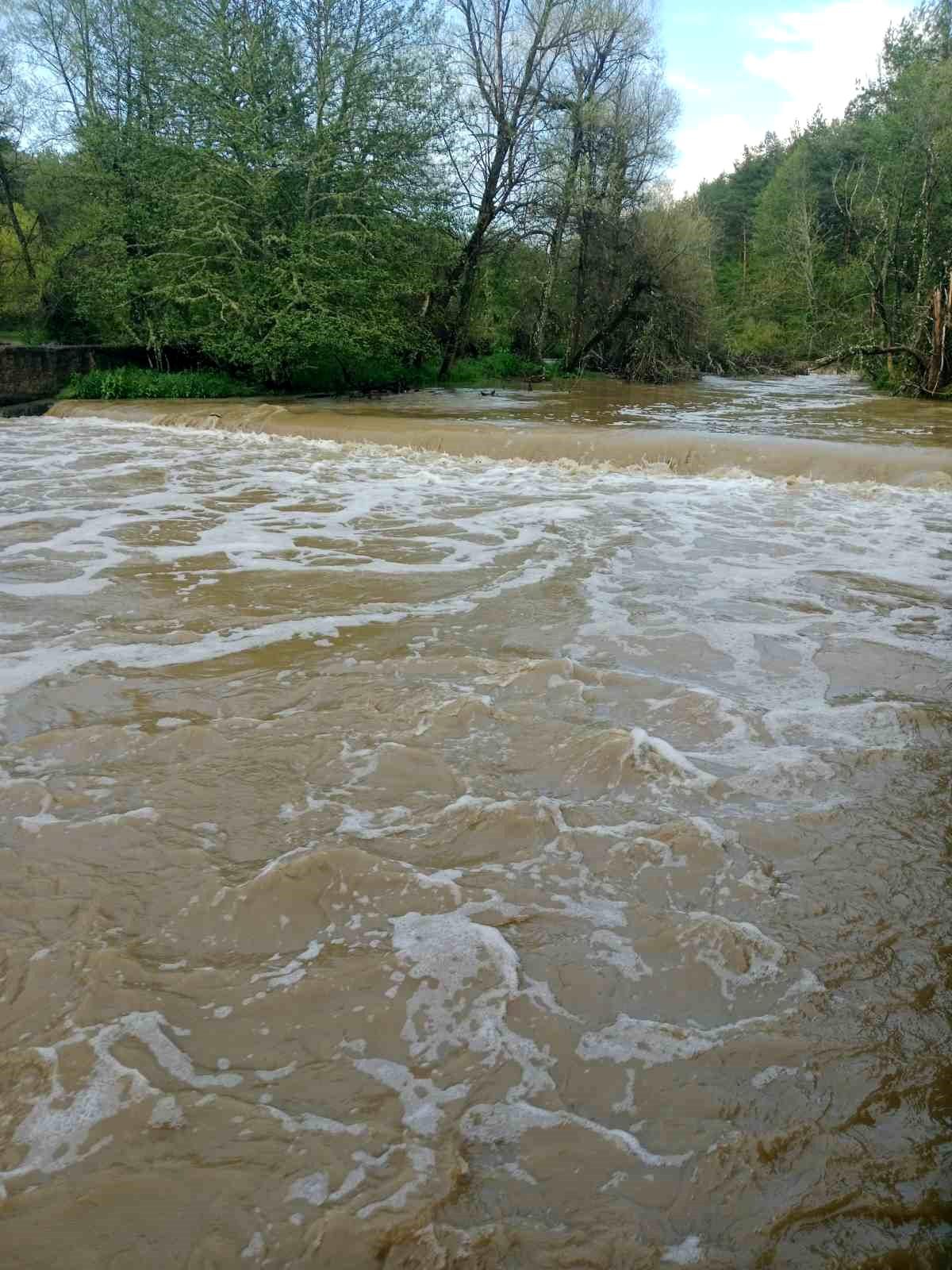 Kastamonu'da 7 ilçeden geçen çayın debisi yükseldi, vatandaşlar tedirgin