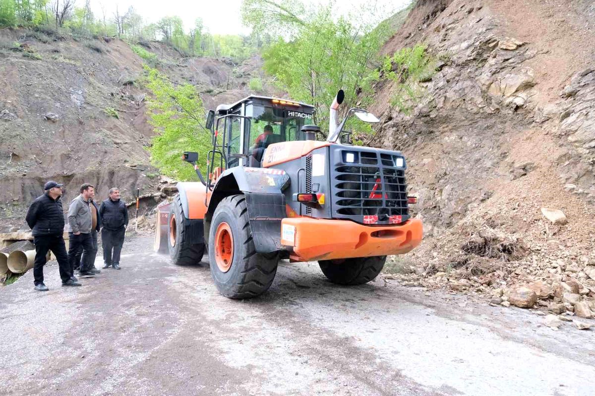 Kastamonu'da heyelan sebebiyle kapanan yol ulaşıma açıldı