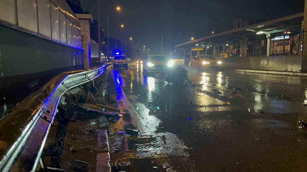 Kaza yaptı, motor yerinden çıktı: 1'i ağır 2 yaralı