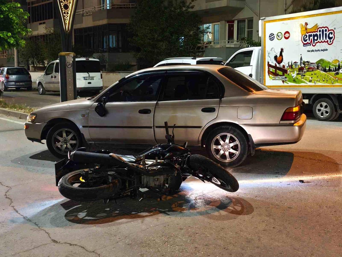 Keşan'da otomobil ile çarpışan motosiklette 2 kişi yaralandı
