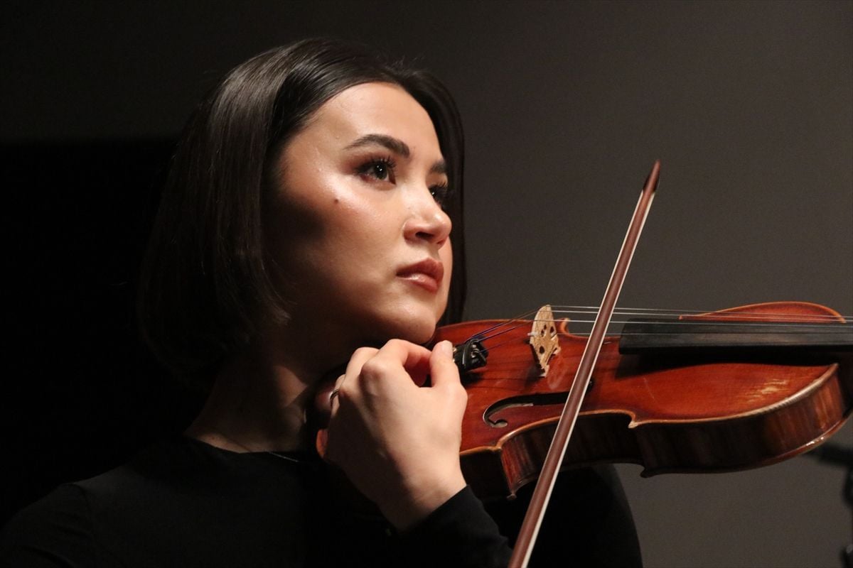 Kocaeli'de oda orkestrasının genç yetenekleri, usta müzisyenlerle aynı sahneyi paylaşıyor