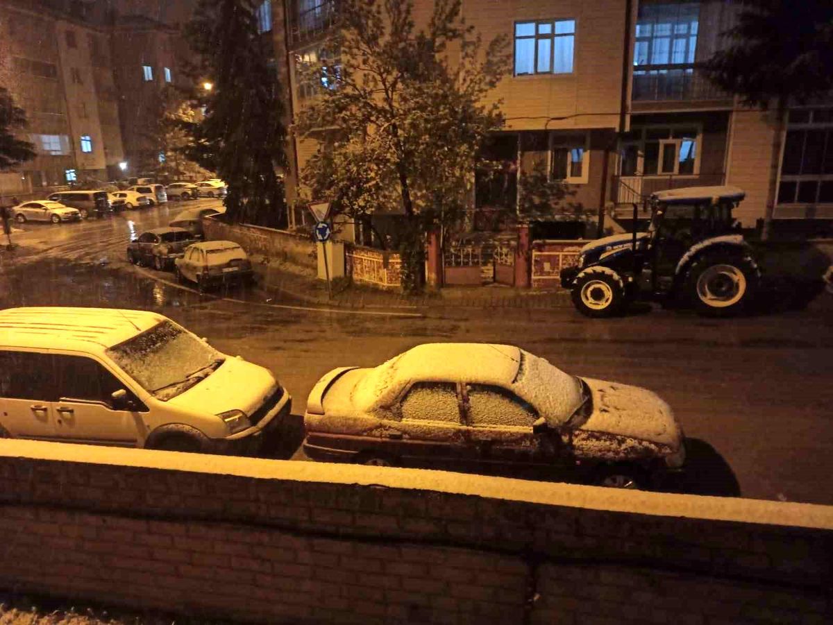 Konya'da Mayıs Ayında Kar Sürprizi: Sürücüler Zor Anlar Yaşadı
