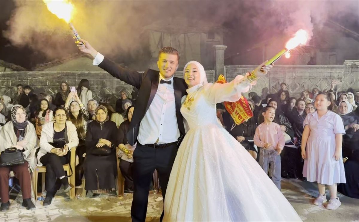 Kütahya'da fanatik çiftin düğünü şampiyonluk kutlamasına dönüştü