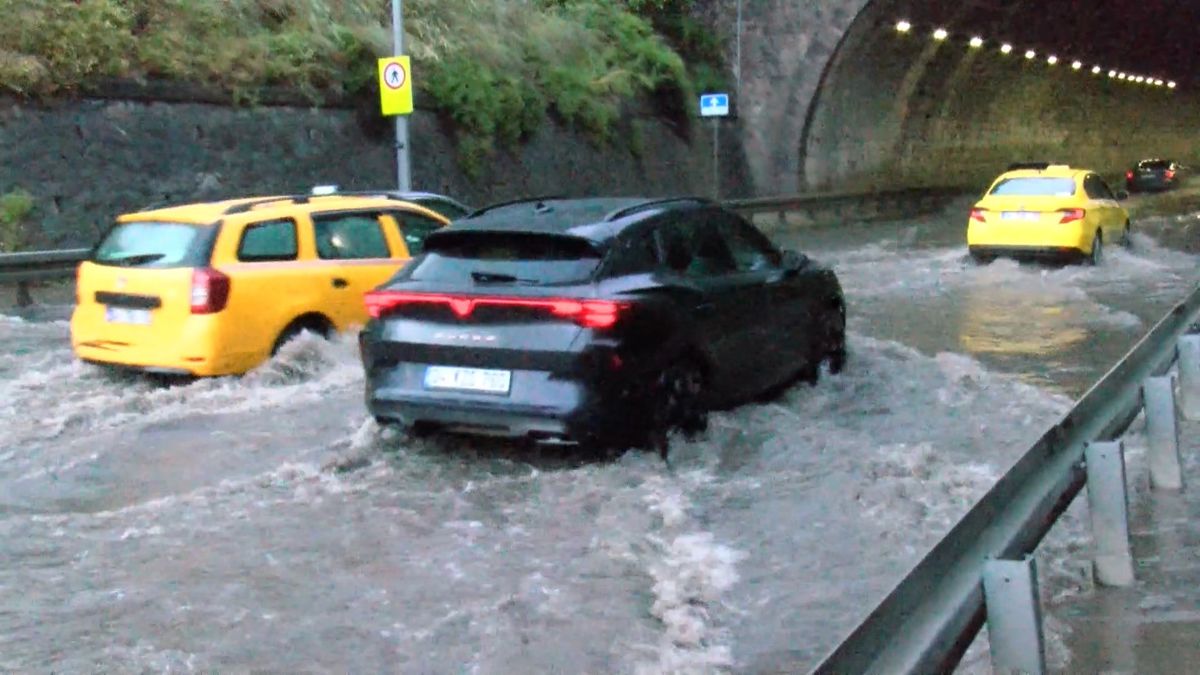 Maltepe'de tüneli su bastı; araçlar ilerlemekte güçlük çekti