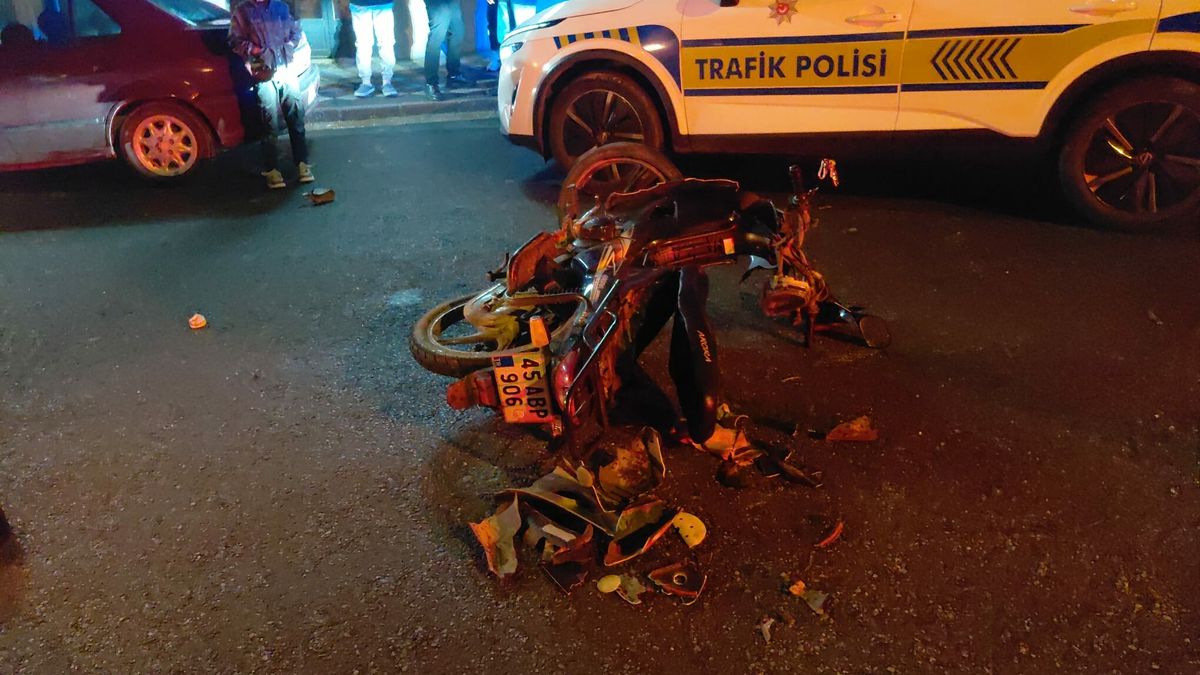 Manisa'da Motosiklet ile Hafif Ticari Araç Çarpıştı: Sürücü Ağır Yaralı