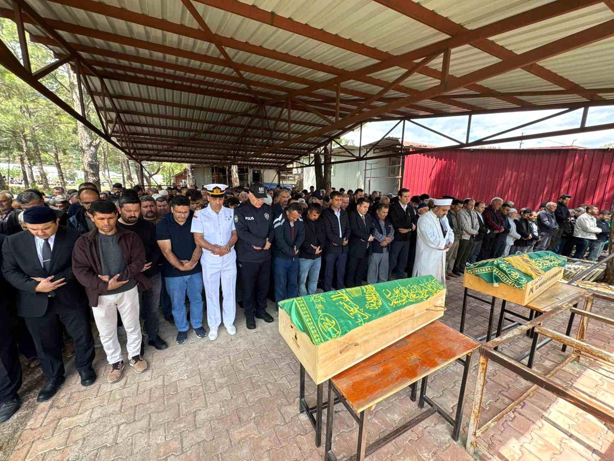 Mersin'de ölen 2 kardeşin cenazesi gözyaşları arasında defnedildi