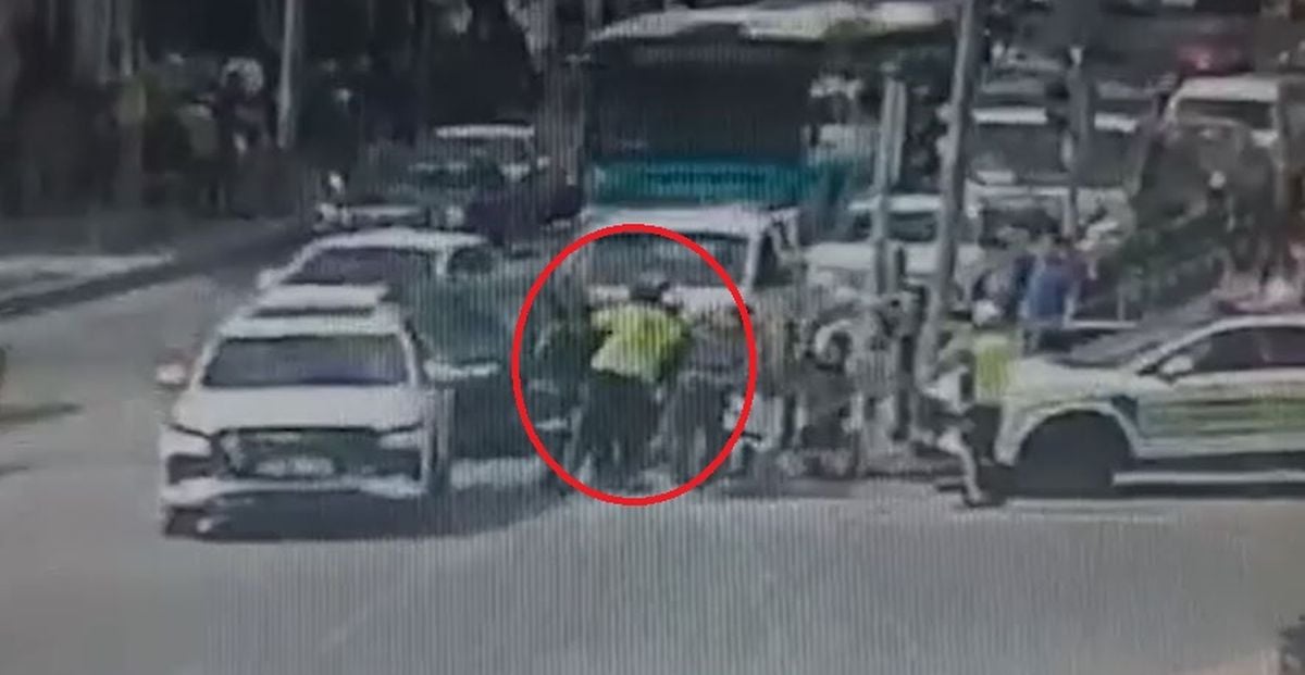 Nefes borusuna cisim kaçan moto kurye, polislerin 'heimlich' manevrası ile hayata tutundu; o anlar kamerada