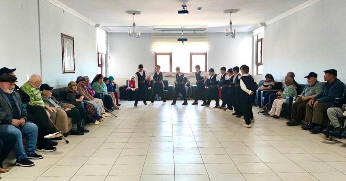 Öğrencilerden huzurevi sakinlerine renkli program