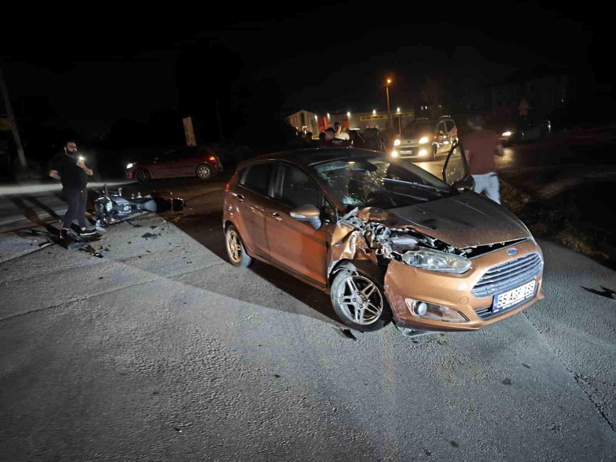 Otomobil ile çarpışan motosiklet sürücüsü ağır yaralandı… Kaza anı kamerada
